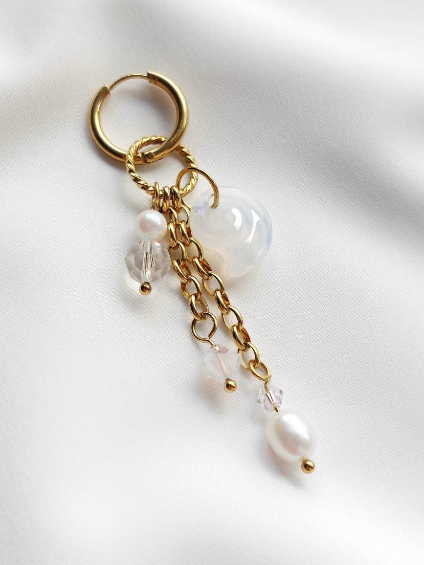 PORCELAIN single loop white pearl seashell
