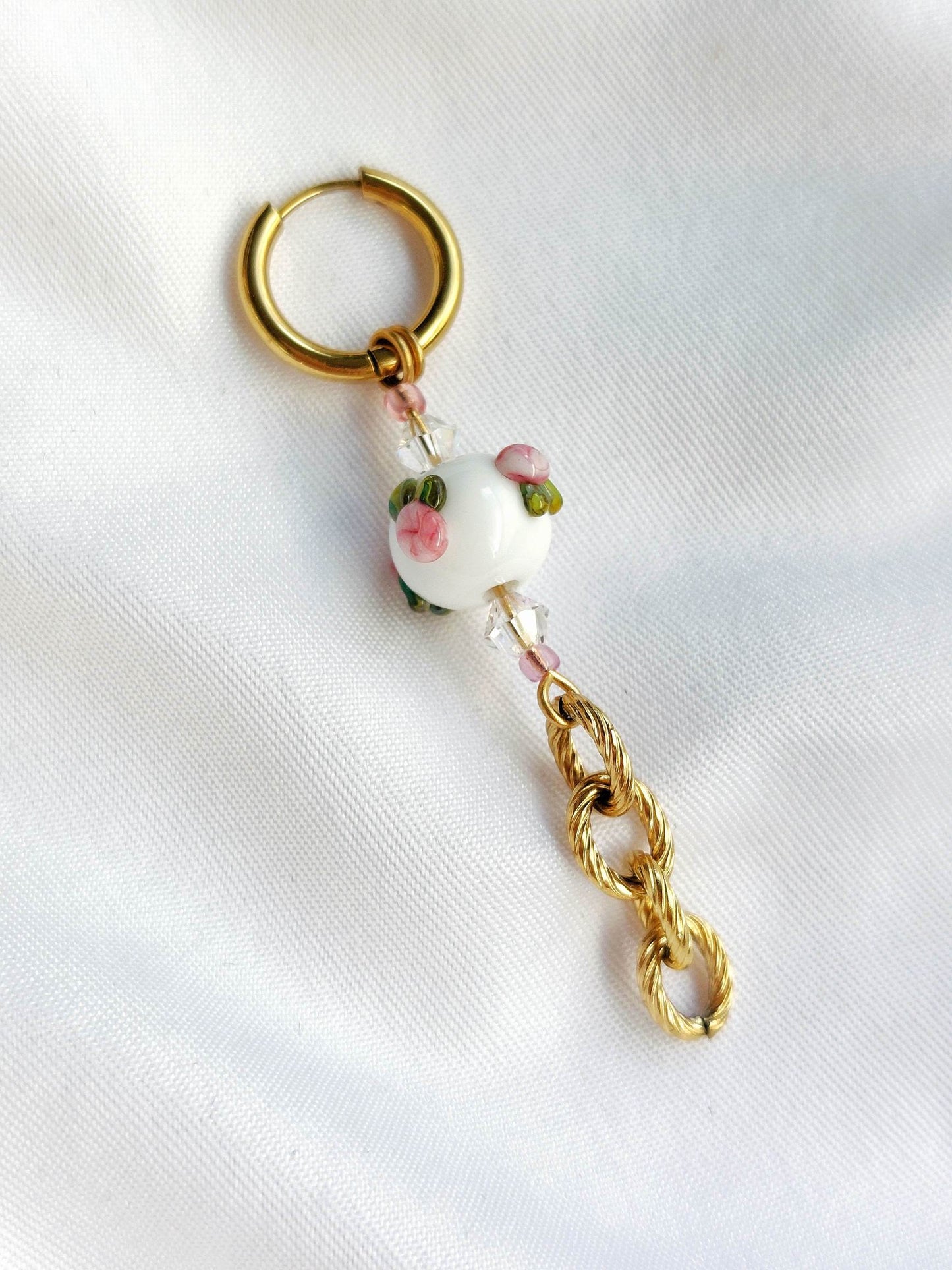 RENAISSANCE single-loop white pearl and rose earrings