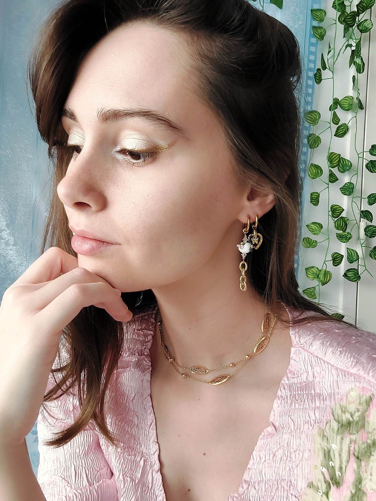 RENAISSANCE single-loop white pearl and rose earrings