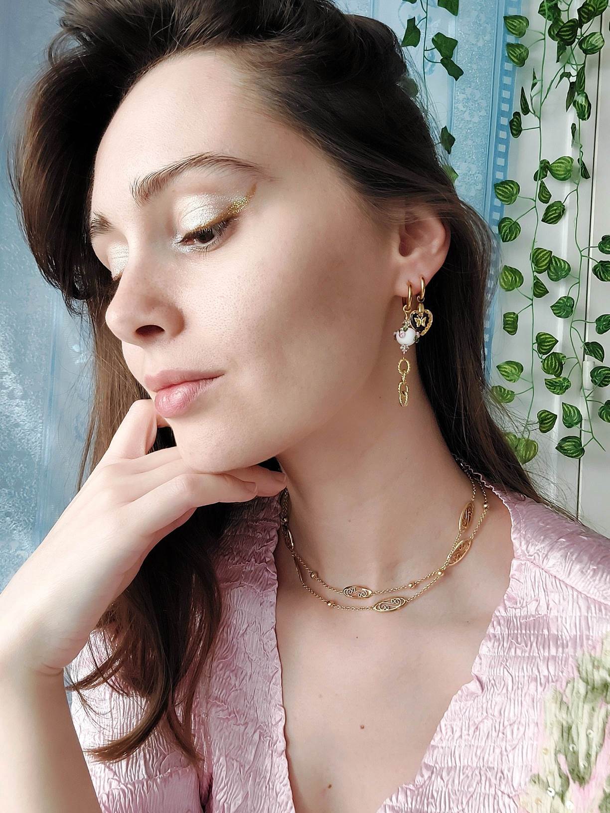 RENAISSANCE single-loop white pearl and rose earrings
