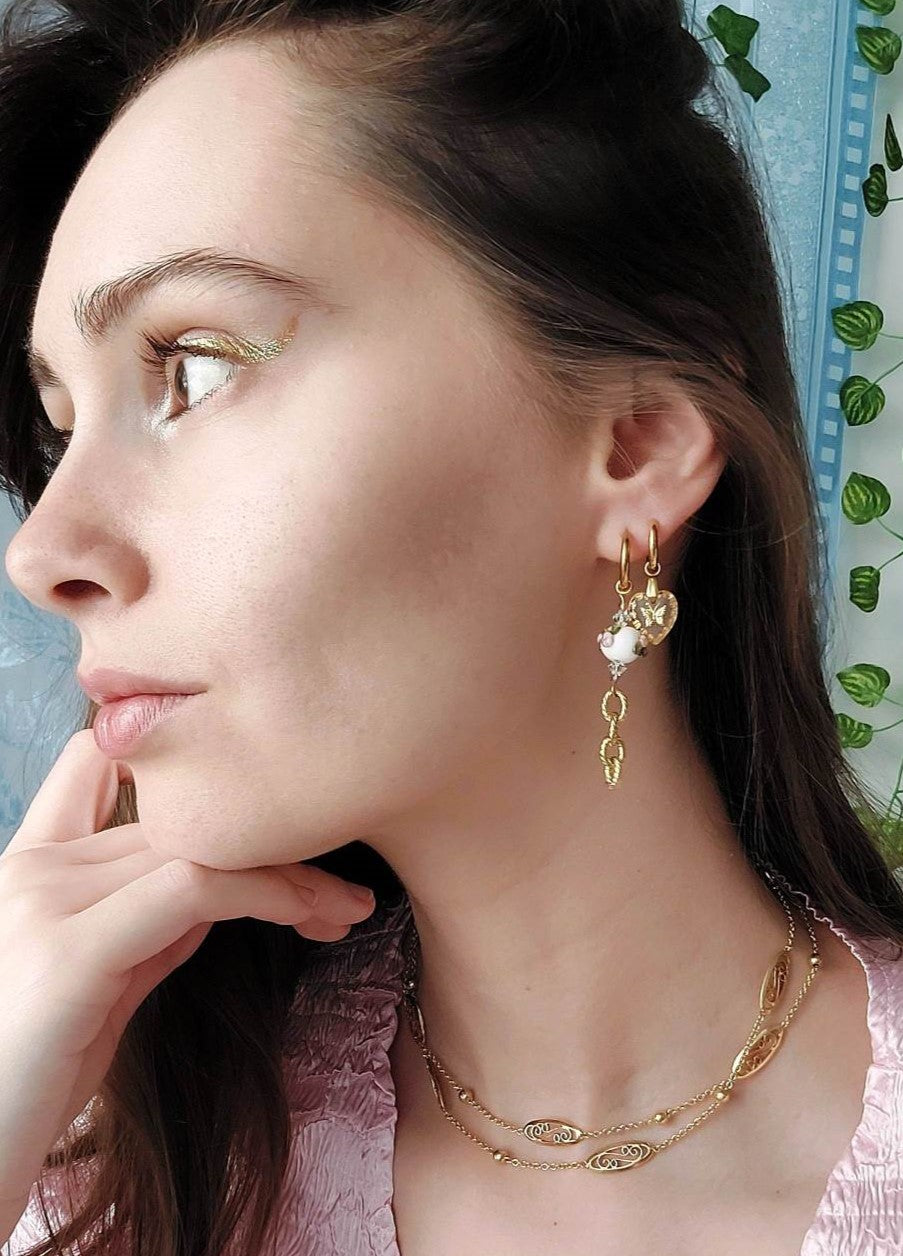 RENAISSANCE single-loop white pearl and rose earrings