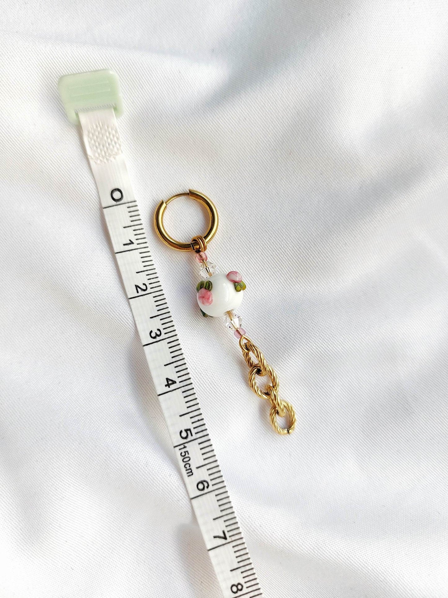 RENAISSANCE single-loop white pearl and rose earrings