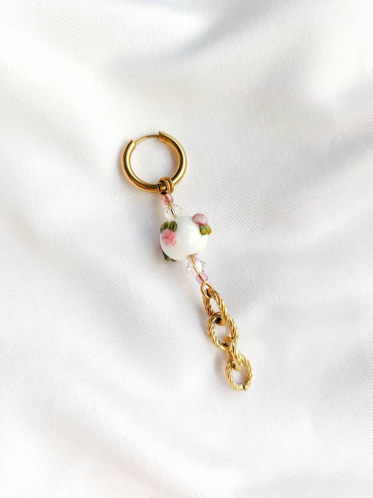 RENAISSANCE single-loop white pearl and rose earrings