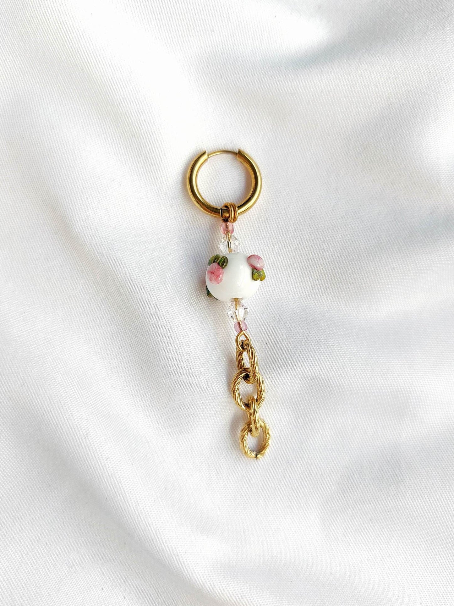 RENAISSANCE single-loop white pearl and rose earrings