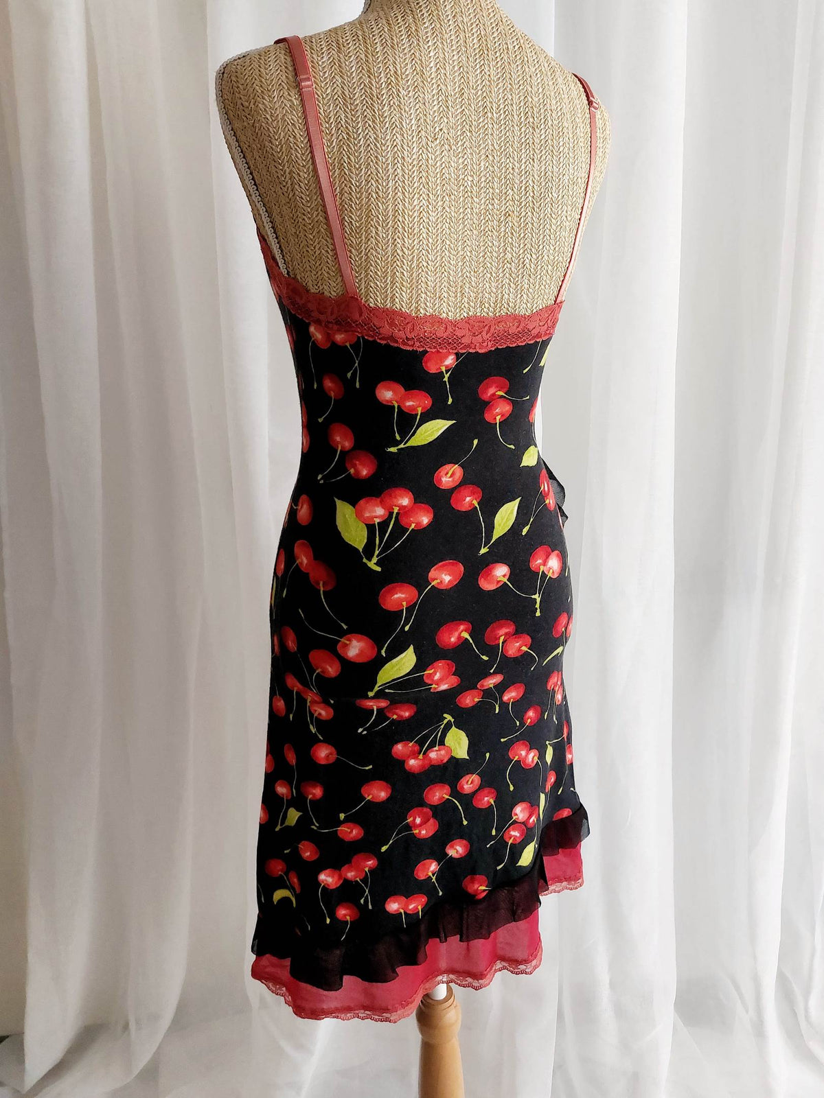 ROCKABILLY robe noire avec cerises T.36
