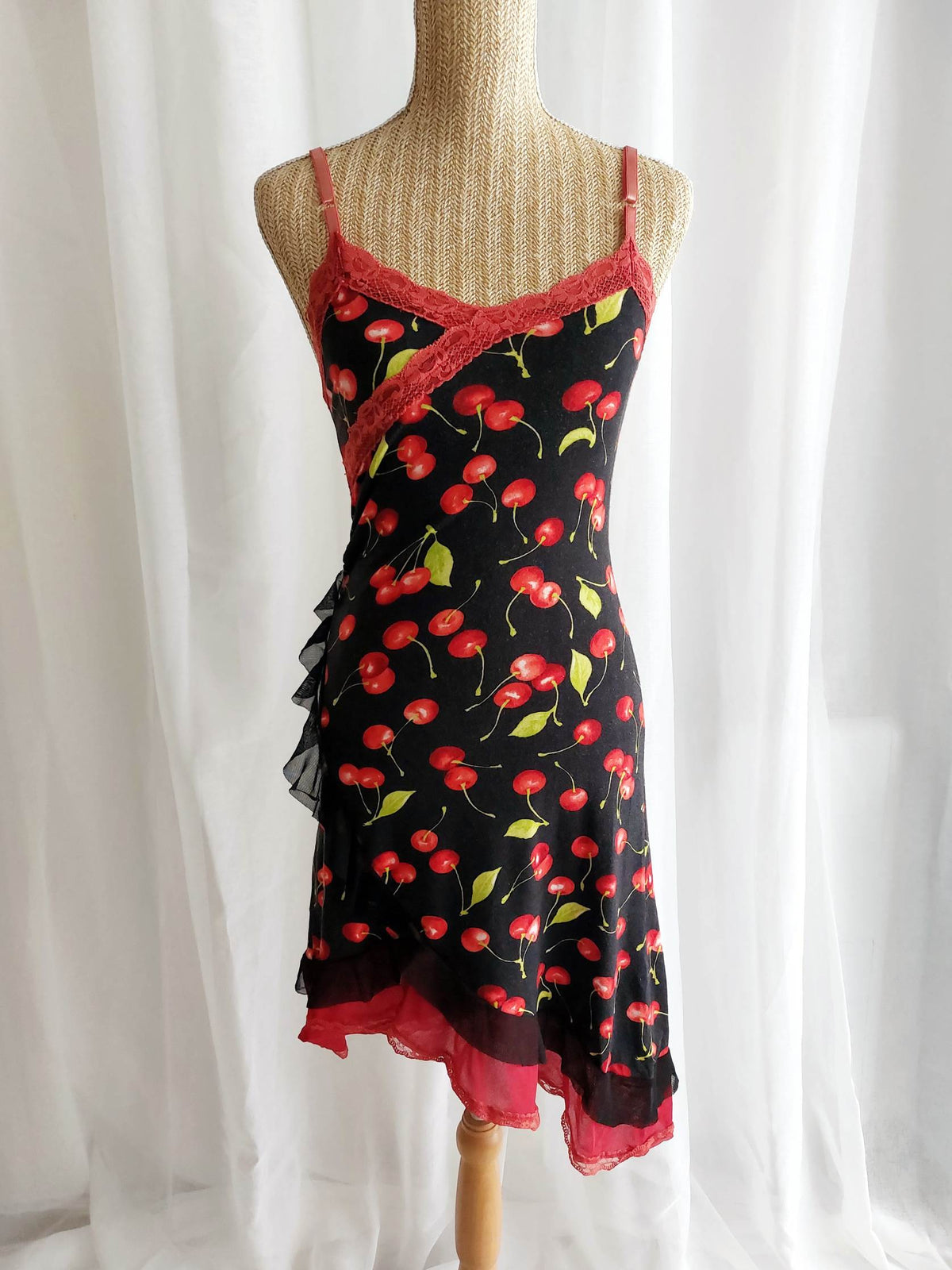ROCKABILLY robe noire avec cerises T.36