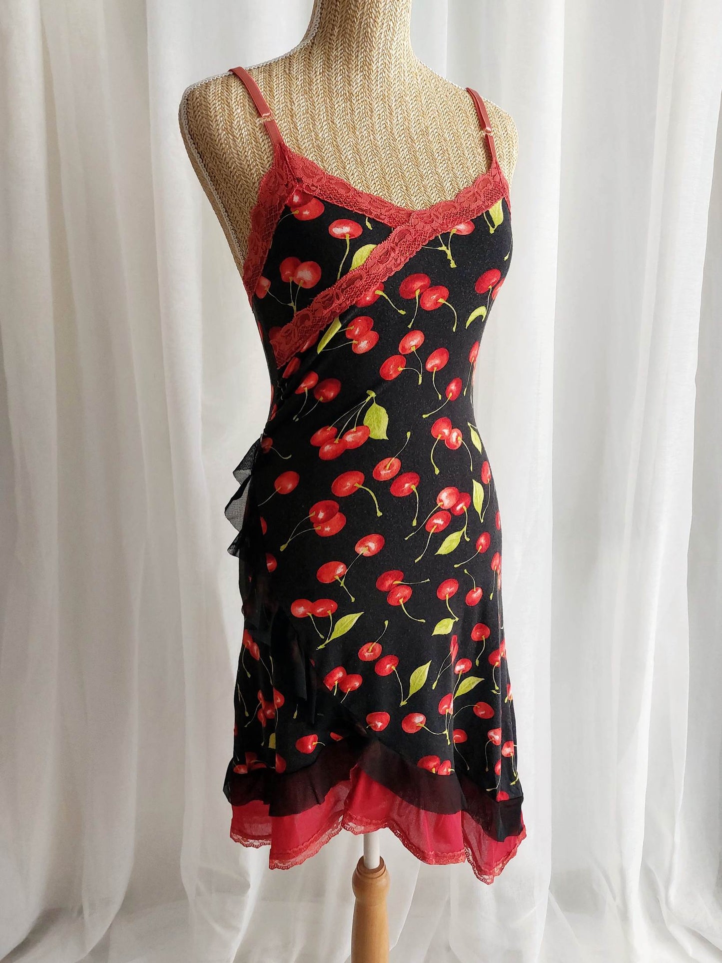 ROCKABILLY robe noire avec cerises T.36
