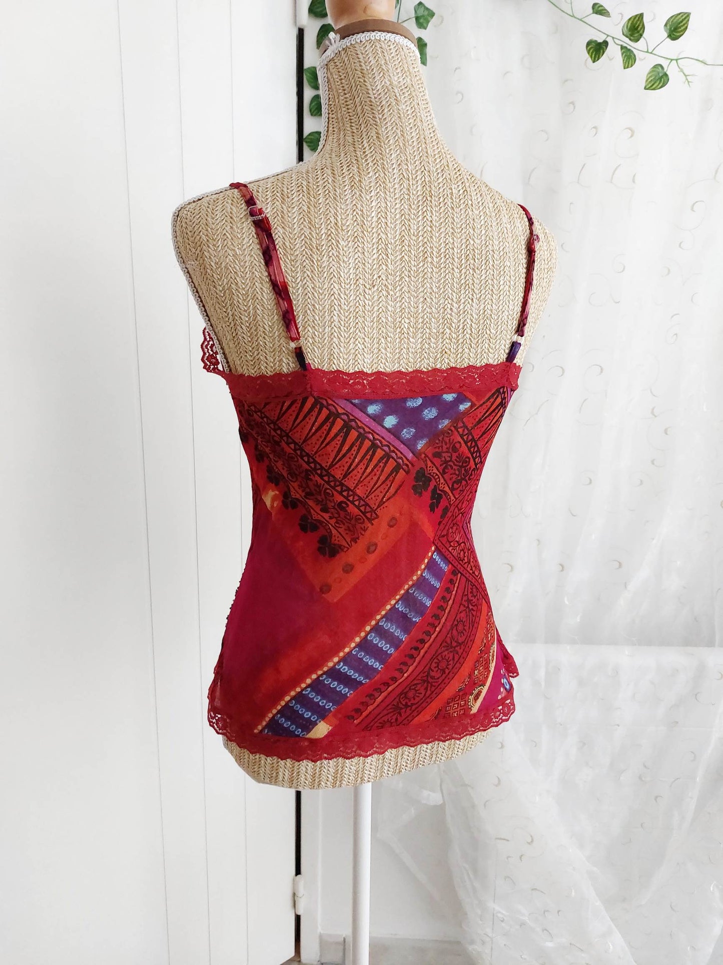 SAFRAN Red camisole with patterns and embroidery Size 36/38