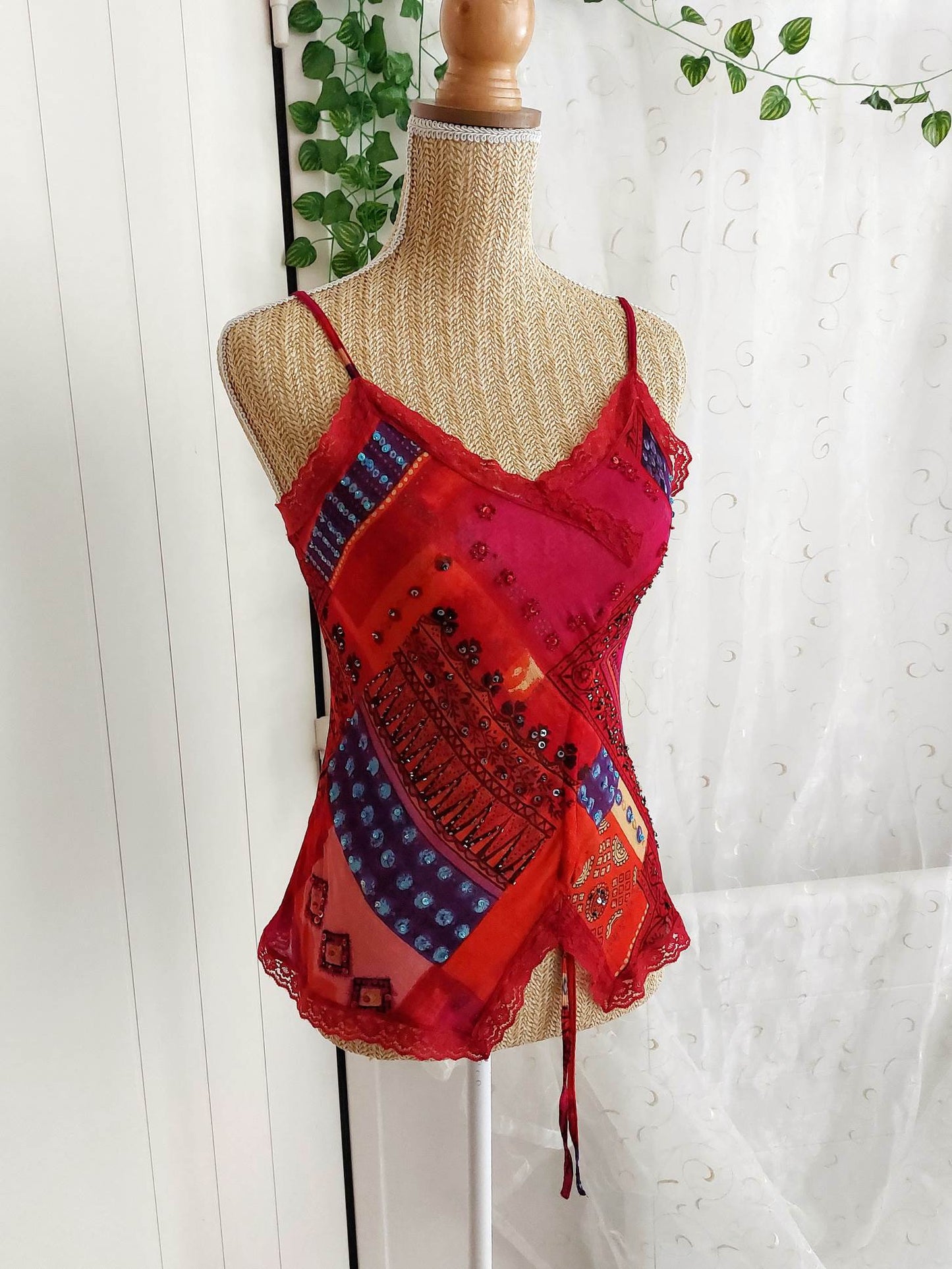SAFRAN Red camisole with patterns and embroidery Size 36/38