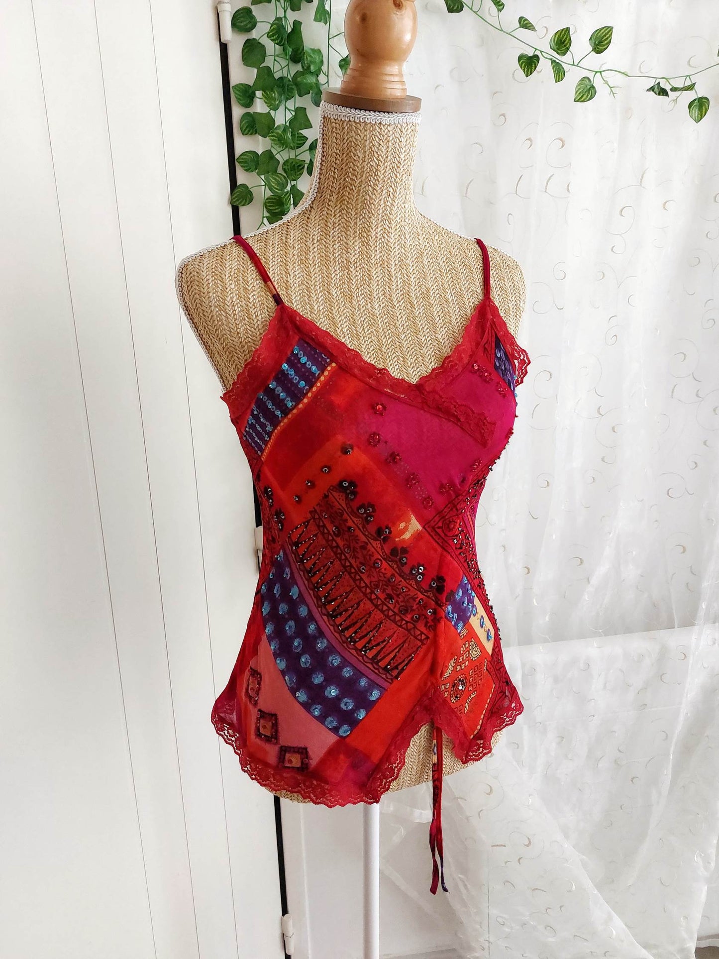 SAFRAN Red camisole with patterns and embroidery Size 36/38