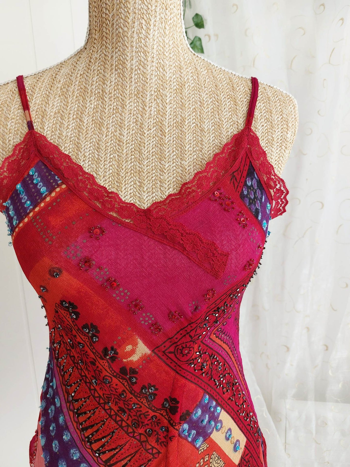 SAFRAN Red camisole with patterns and embroidery Size 36/38