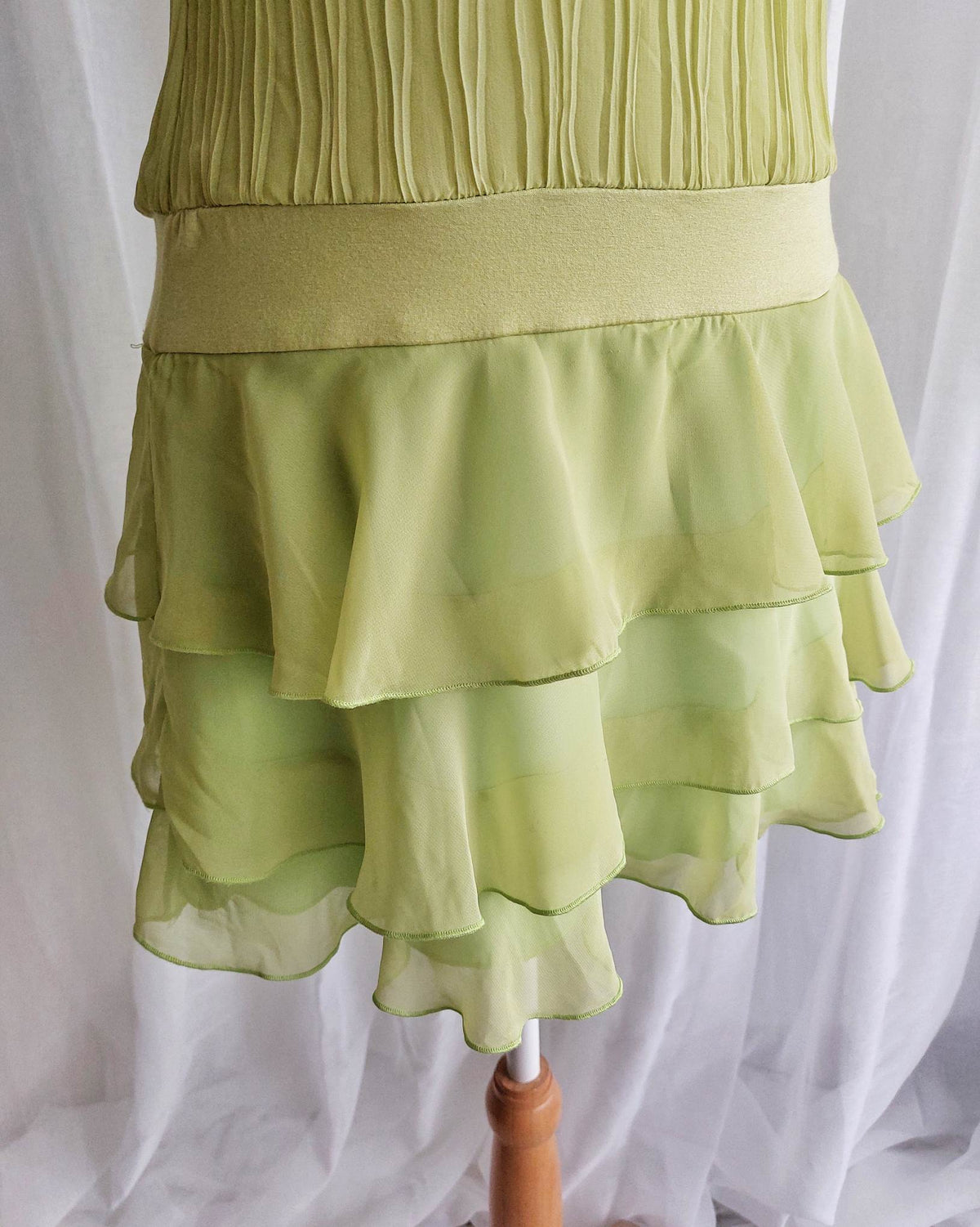 SORBET robe à volants verte avec fleur T.36