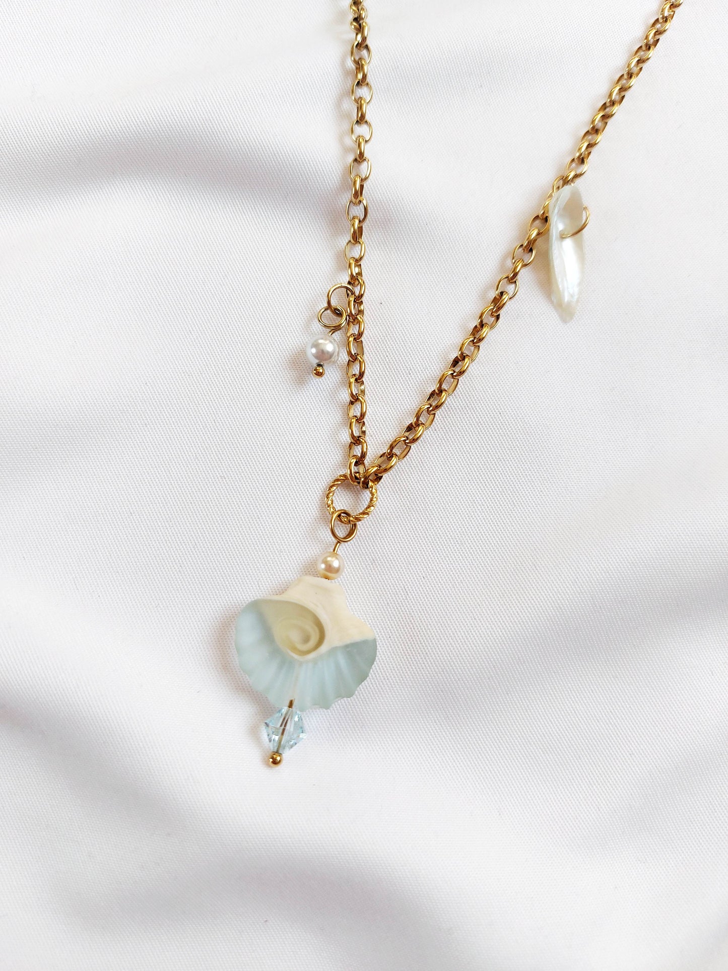 VARUNA Shell Pendant Necklace