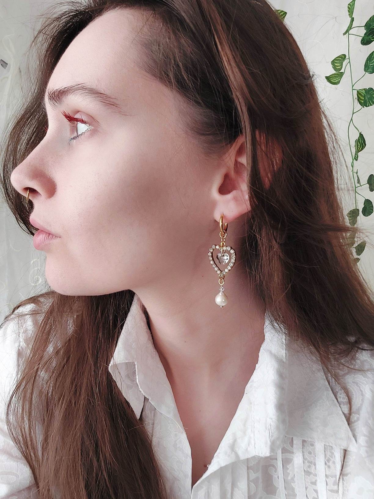 ARIANA heart and pearl single hoop earring