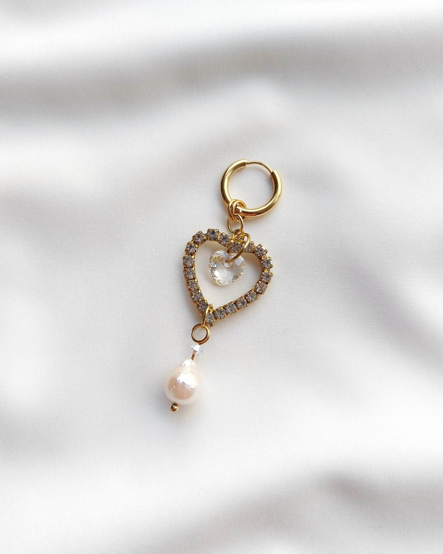 ARIANA heart and pearl single hoop earring