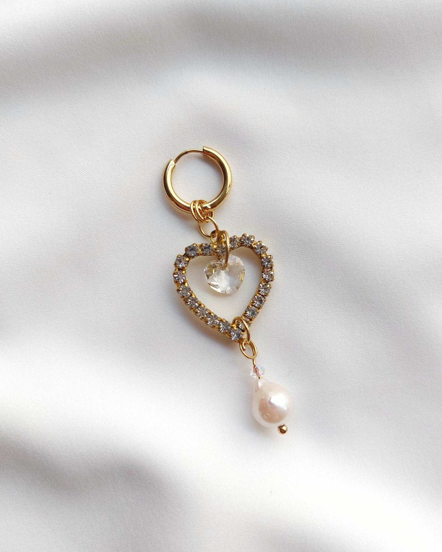 ARIANA heart and pearl single hoop earring