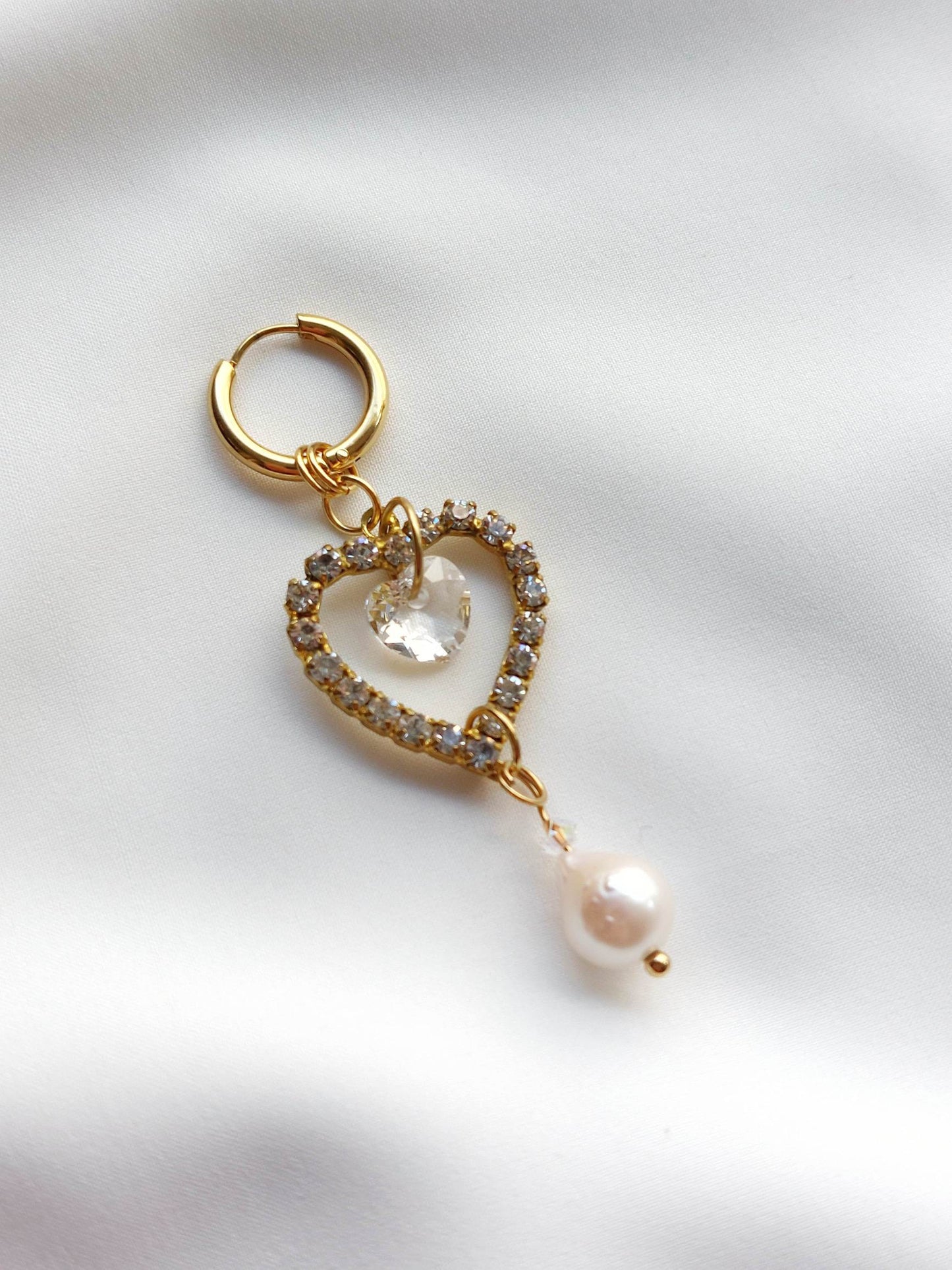ARIANA heart and pearl single hoop earring