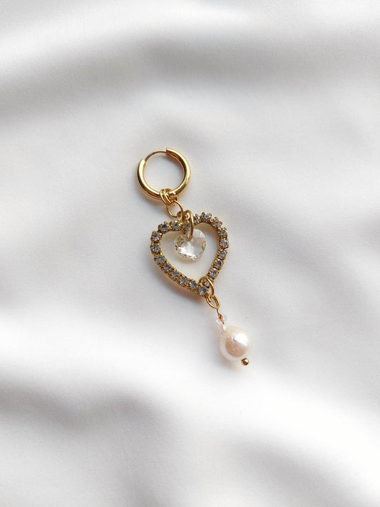 ARIANA heart and pearl single hoop earring
