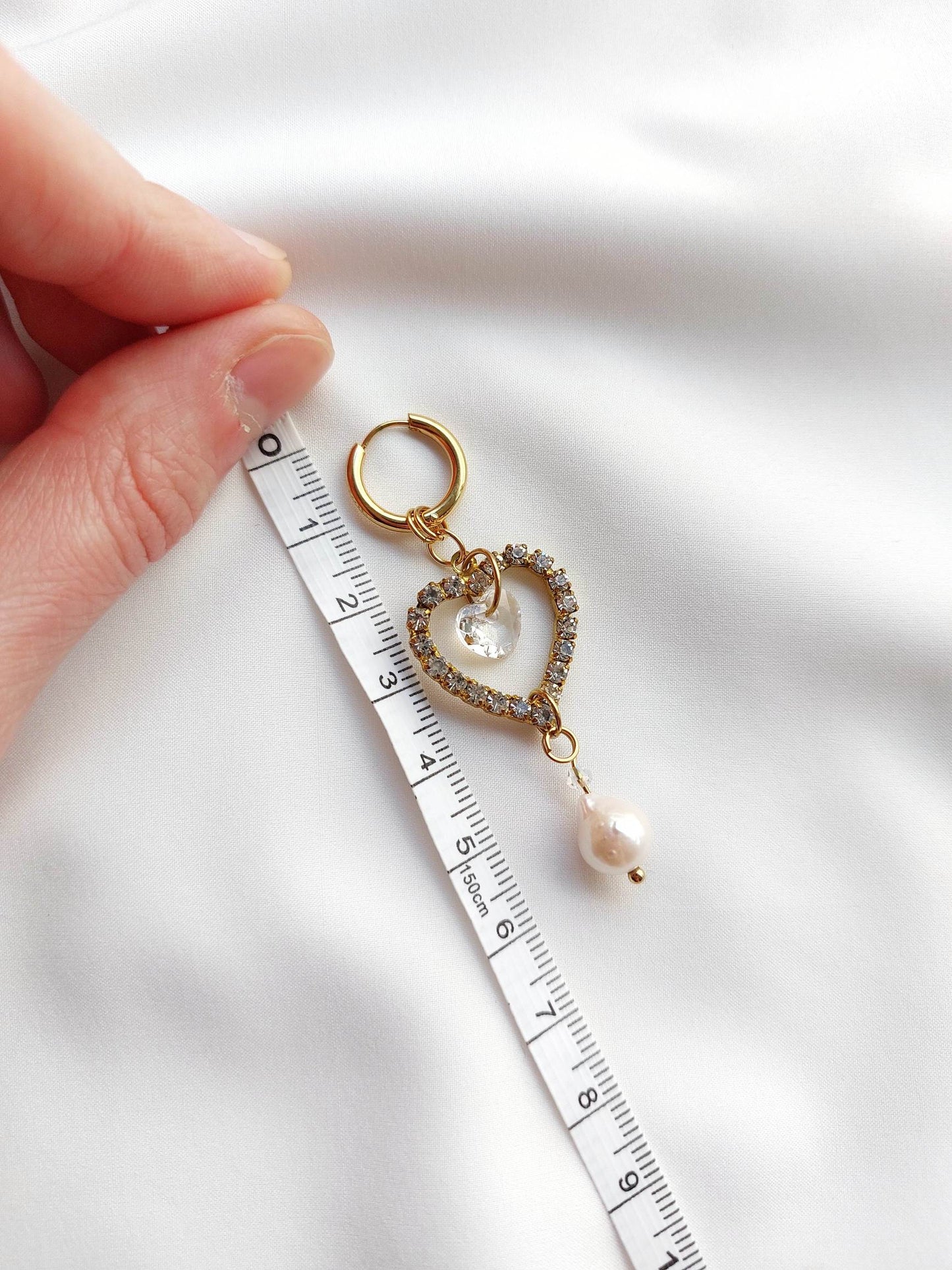 ARIANA heart and pearl single hoop earring