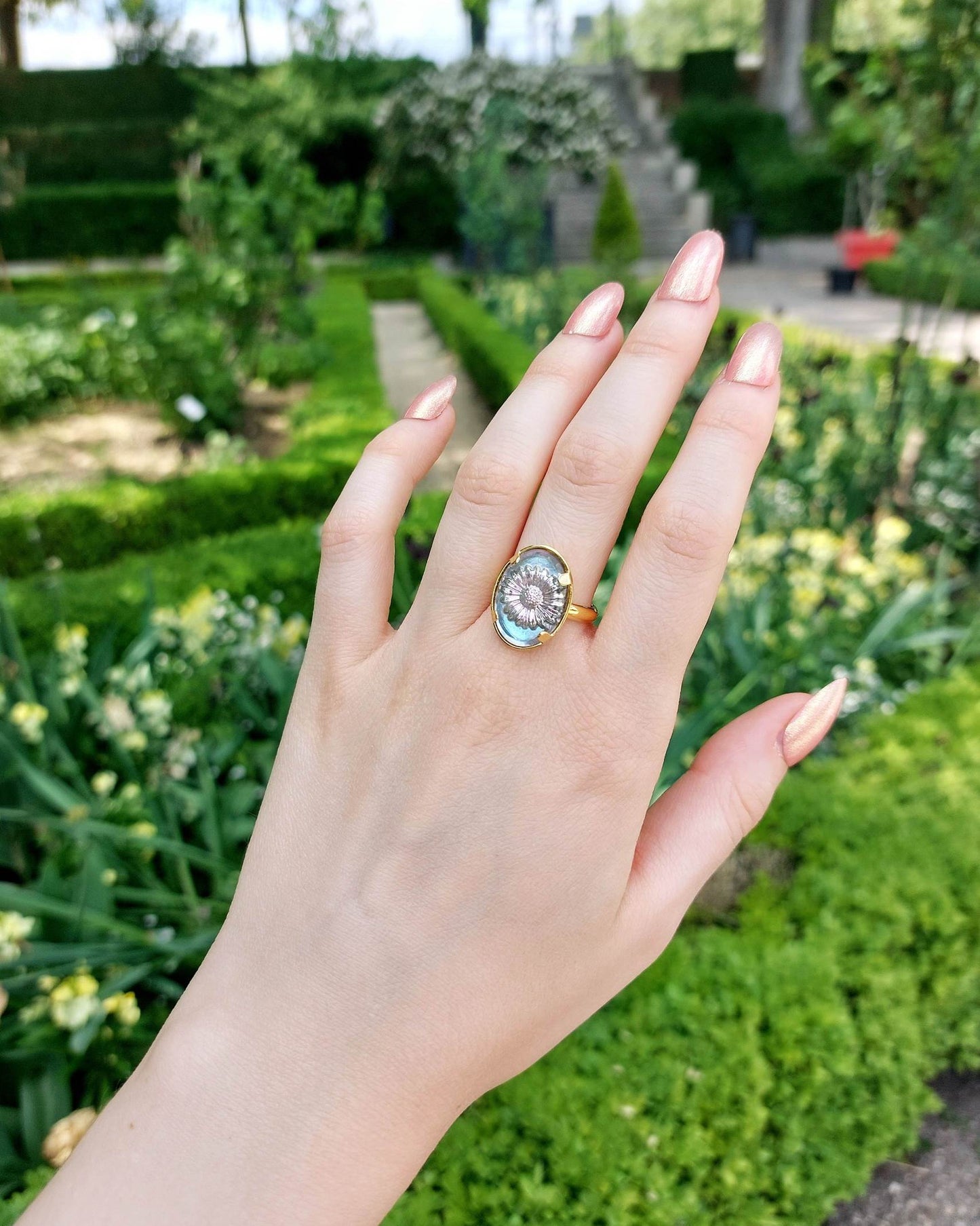 Adjustable gold-plated blue daisy ring